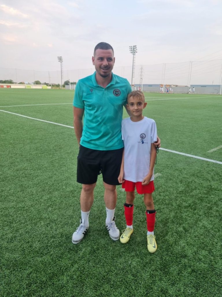 Dincă Andrei, fundașul central care aduce echilibru și siguranță grupei 2015–2016 de la ACS Unirea Dobroești 1 Dincă Andrei, fundașul central care aduce echilibru și siguranță grupei 2015–2016 de la ACS Unirea Dobroești